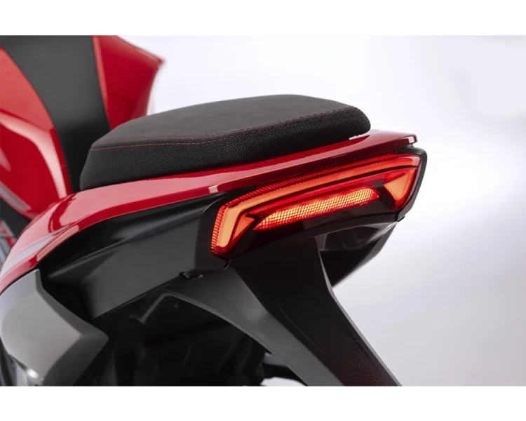 med_fit_macbor-nueva-shifter-125-evo-detalle-iluminacion-full-led-trasera.webp