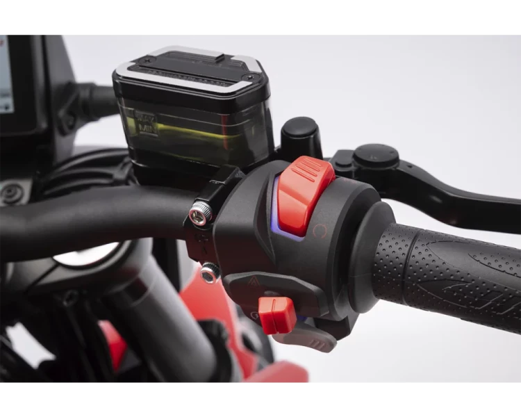 med_fit_macbor-nueva-shifter-125-evo-detalle-pina-multifuncion.webp